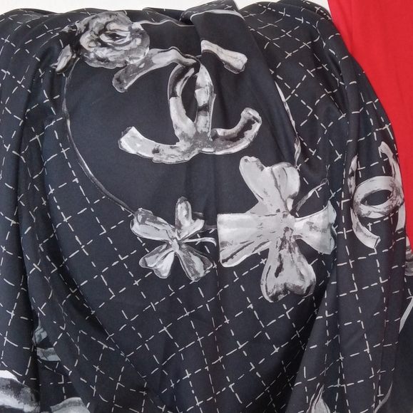 Extra large Chanel scarf - Picture 4 of 13